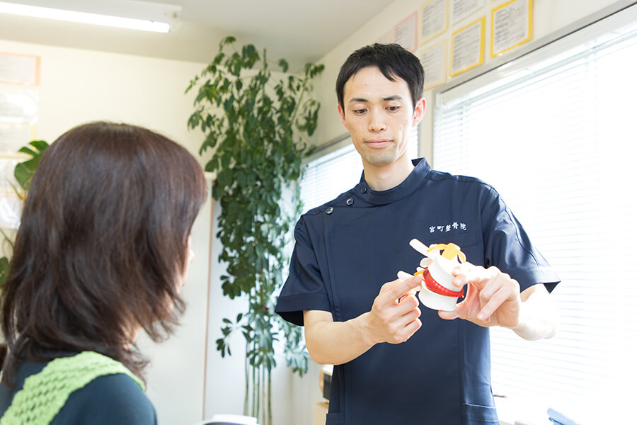 説明している画像